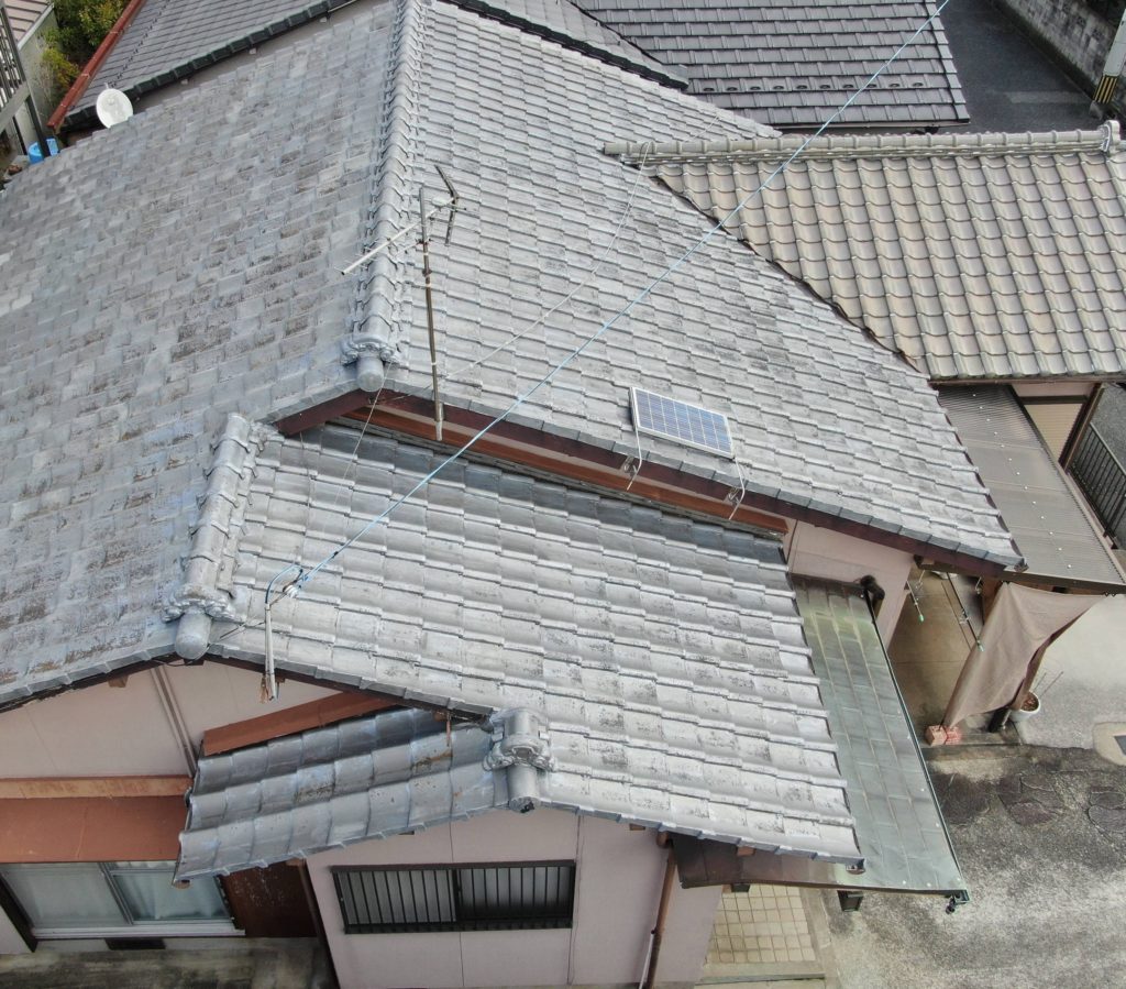 屋根は、数年前の塗装が剥がれていました。